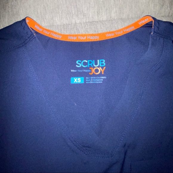 ScrubJoy scrub shirt and jogger pants set - Picture 3 of 9